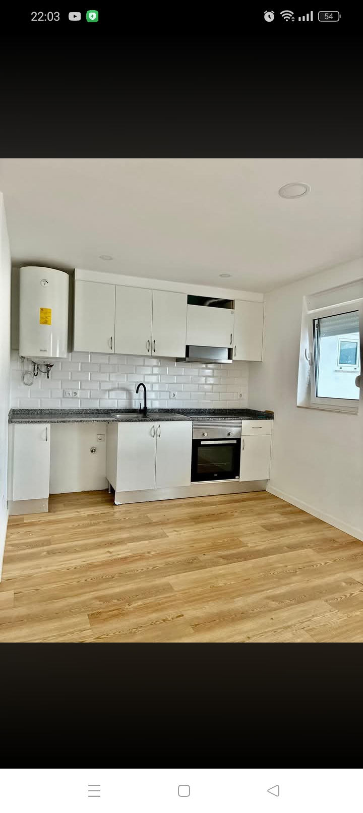 Cozinha branca com piso em madeira remodelada Lisboa